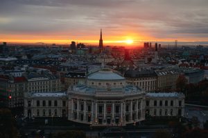 Sonnenaufgang über den Dächern Wiens. Man kann den Stephansdom und das Theater sehen